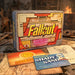 Fallout Wasteland Treasures Kit met uitgespreide papieren rekwisieten op een schroopterrein-werkbank