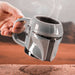 The Mandalorian 3D-Becher Din Djarins Helm – Becher in der Hand